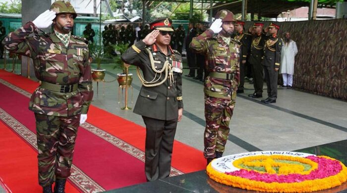 জাতির পিতার প্রতিকৃতিতে পুষ্পস্তবক অর্পণ করলেন সেনাপ্রধান